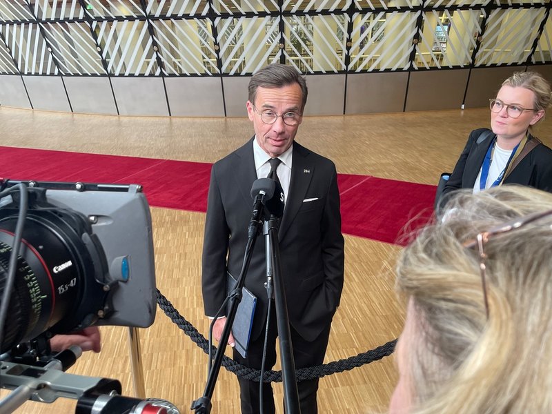 Statsminister Ulf Kristersson på väg in till måndagens EU-toppmöte i Bryssel.