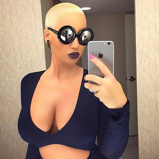 Amber Rose tar en selfie. Amber Rose tar en selfie.