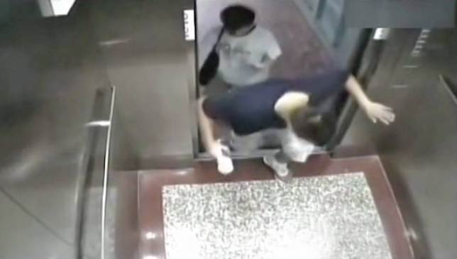 Övervakningsbilder visar hur mannen kliver in i hissen.