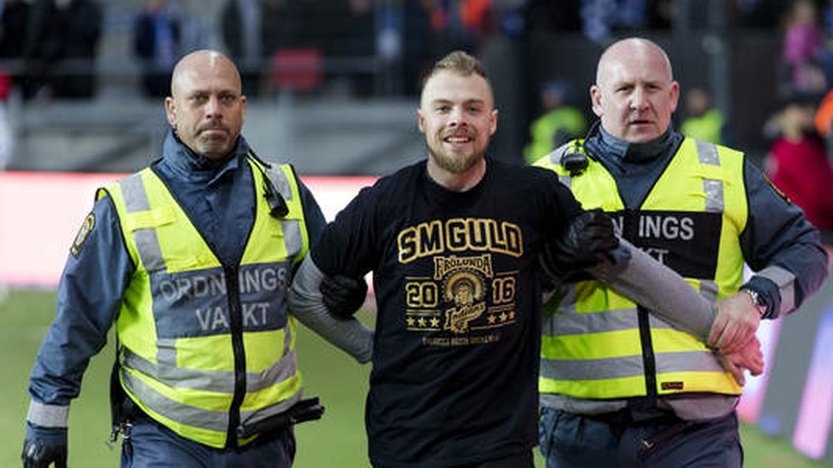 Mats Rosseli Olsen från Frölunda sprang in på planen under avbrottet mellan IFK Göteborg-Malmö.