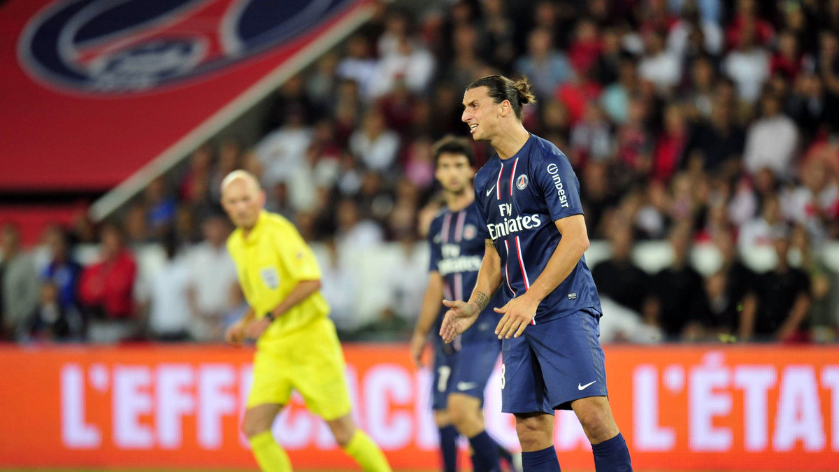En frustrerad Zlatan slår ut med armarna under PSG:s match mot Bordeaux.