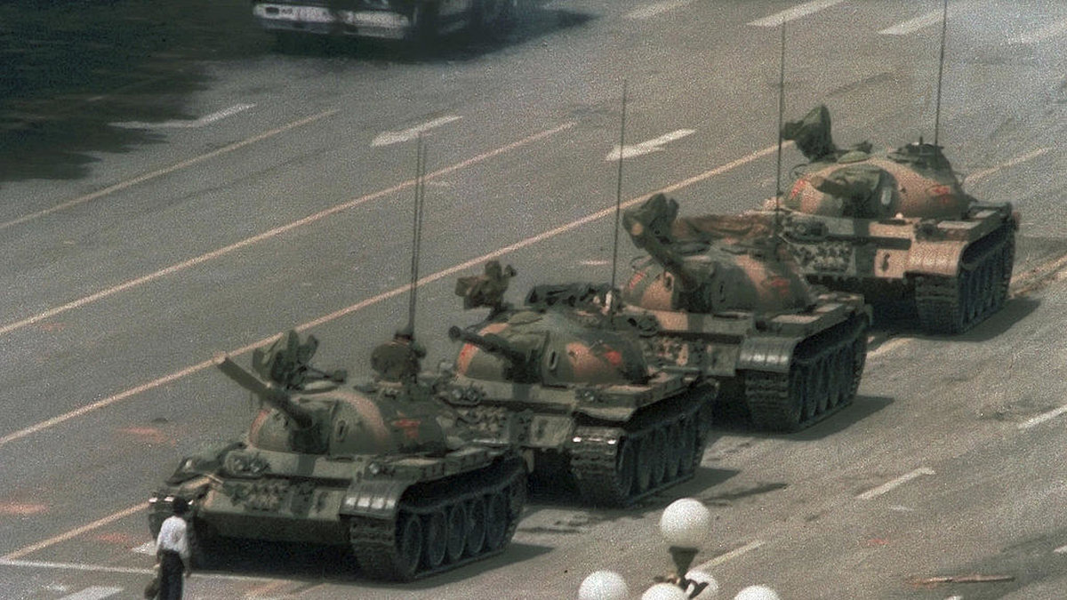 Bilden jämförs med den här bilden från Beijing, Kina 1989, då en ensam man ställde sig framför fyra stridsvagnar. 