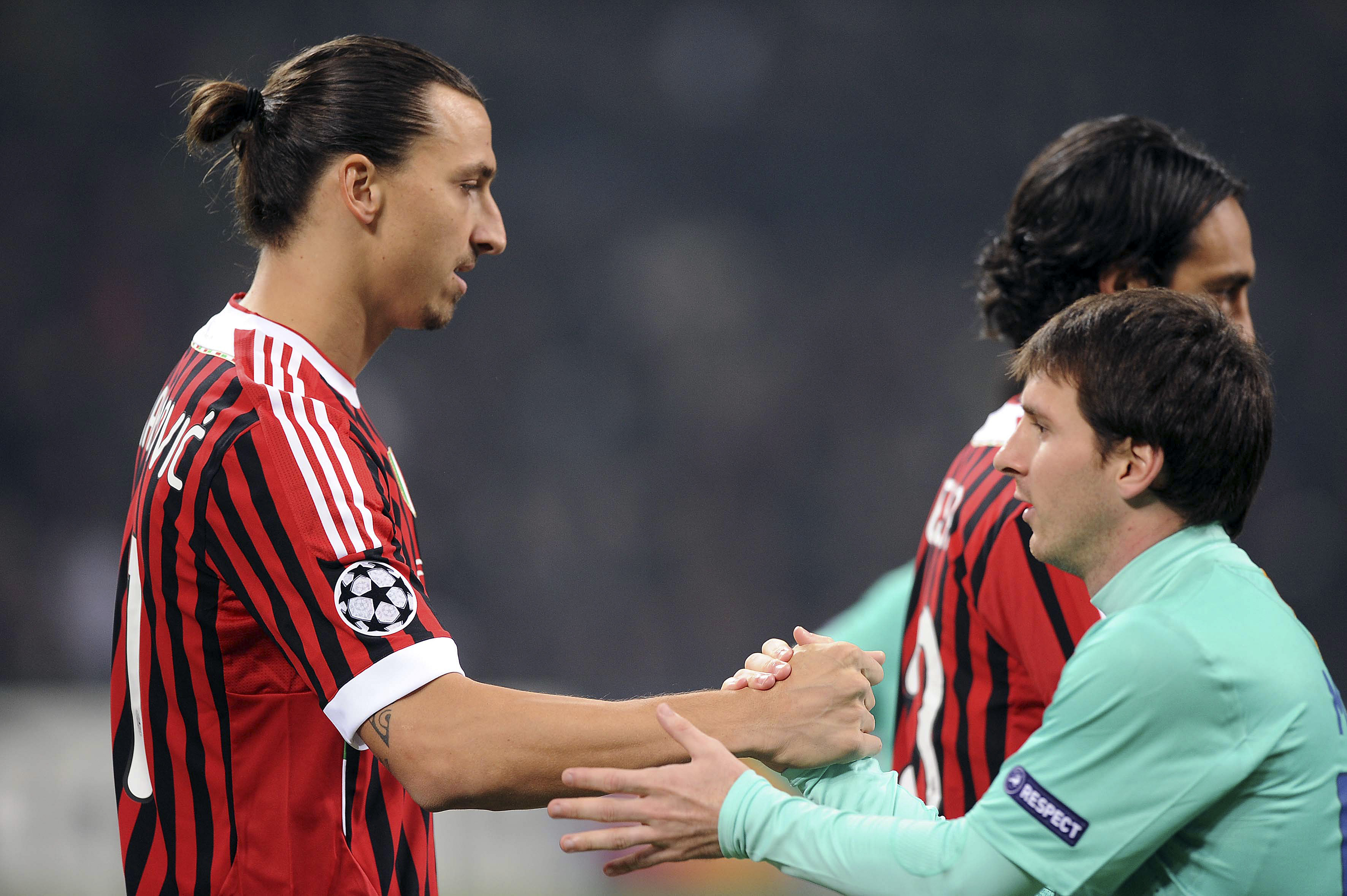 På bilden syns en oerhört ödmjuk och skicklig fotbollsspelare. Ja, sen ser vi även Zlatan. På bilden syns en oerhört ödmjuk och skicklig fotbollsspelare. Ja, sen ser vi även Zlatan.