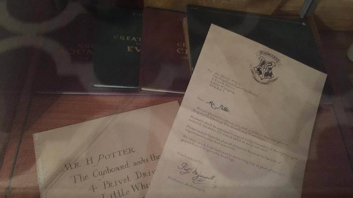 Här har hon brev från Hogwarts.
