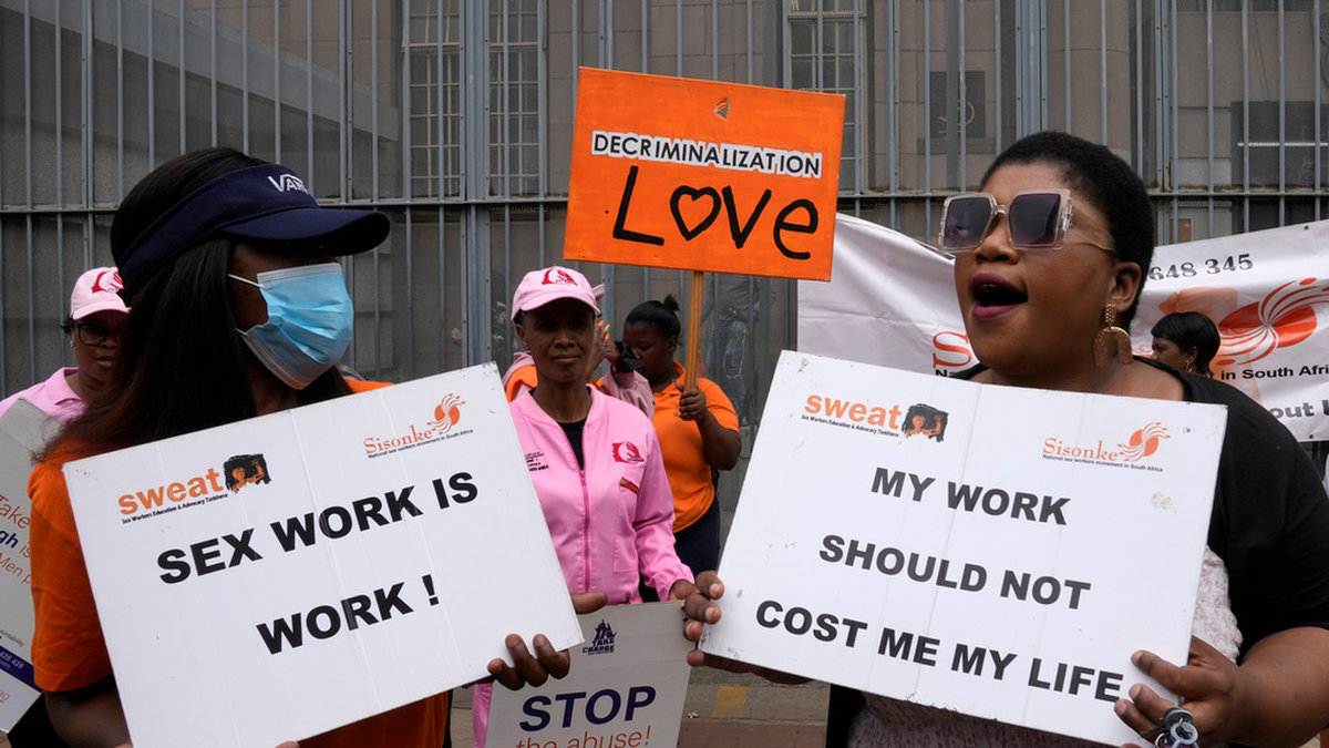 Människorättsorganisationer och sexarbetare demonstrerar i Johannesburg i oktober, efter att en 21-årig man anklagats för att ha dödat sex kvinnor som sålde sex.