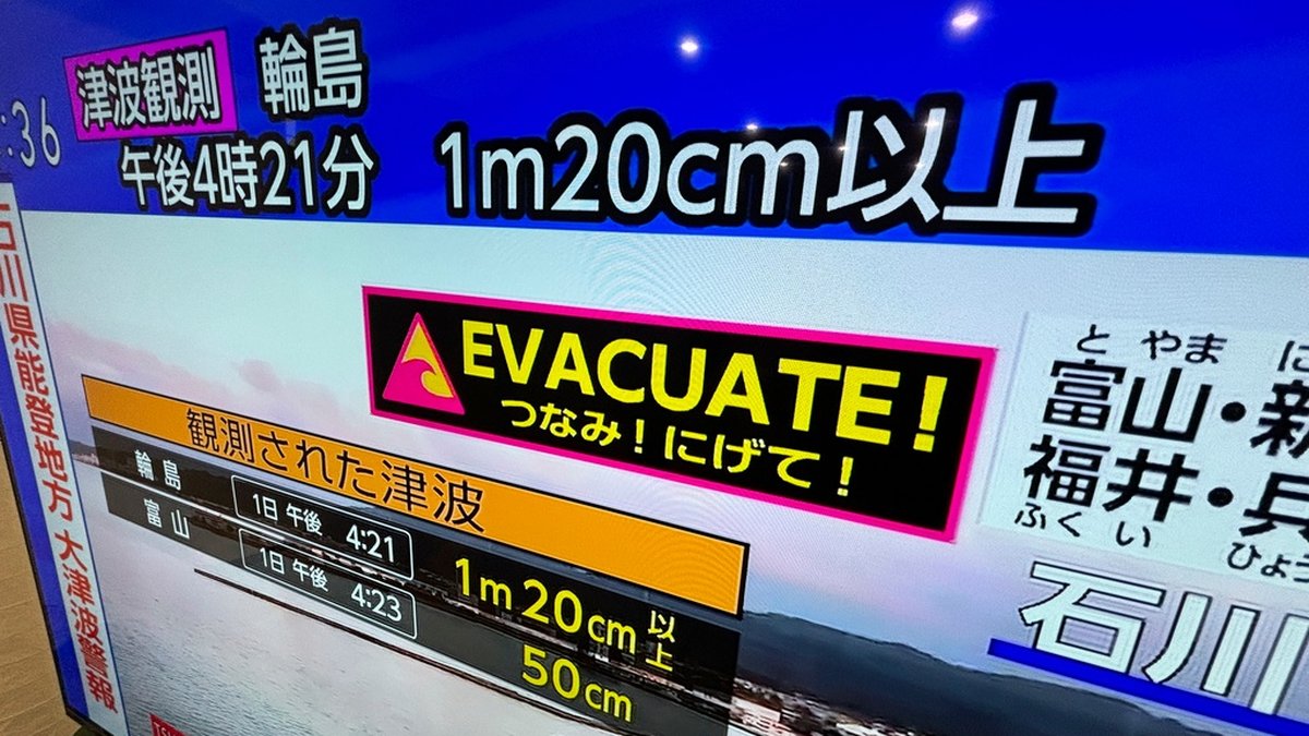 En tsunamivarning har utfärdats i Japan och människor uppmanas att evakuera kusten.