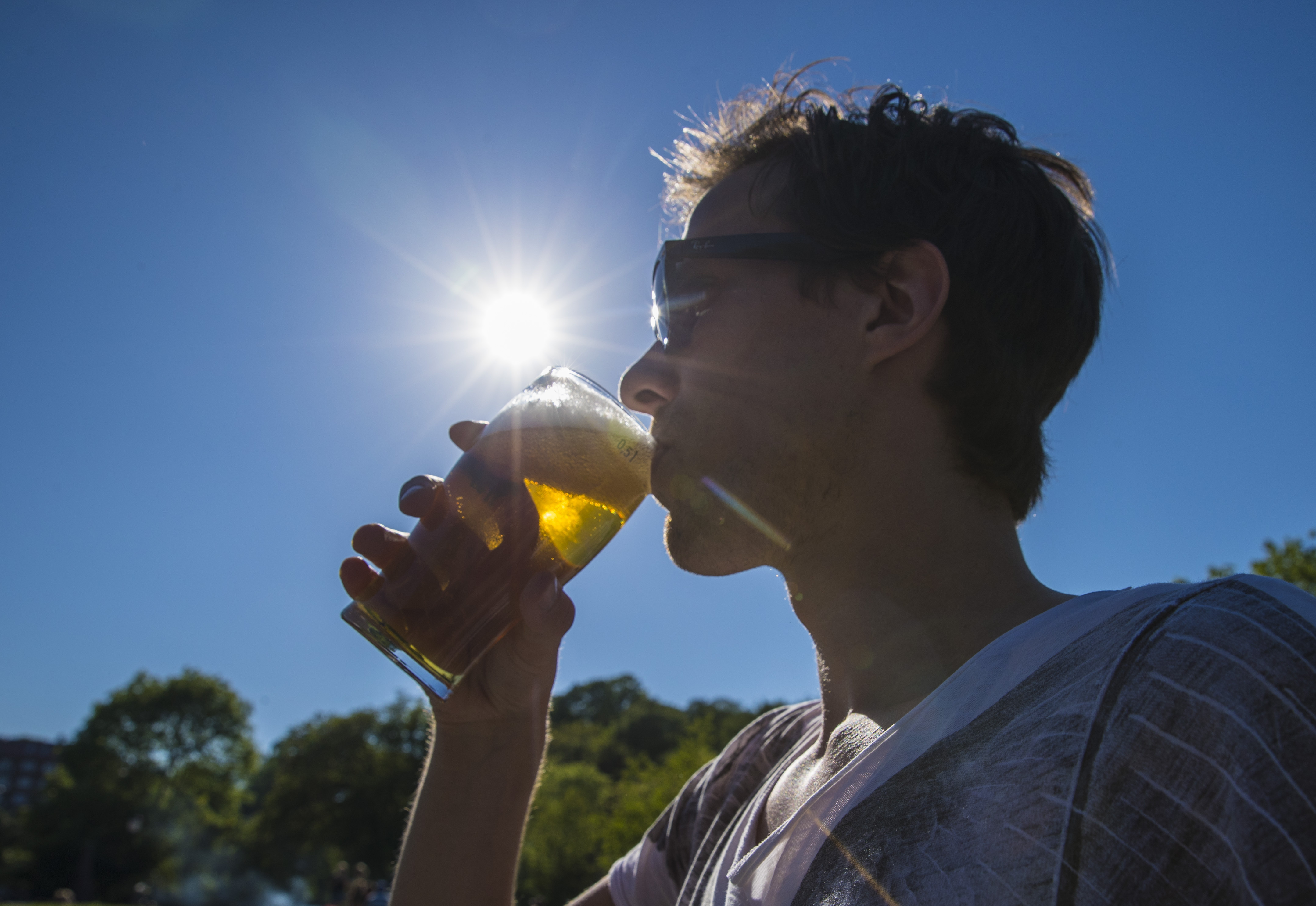 Man som dricker öl utomhus. Man som dricker öl utomhus.