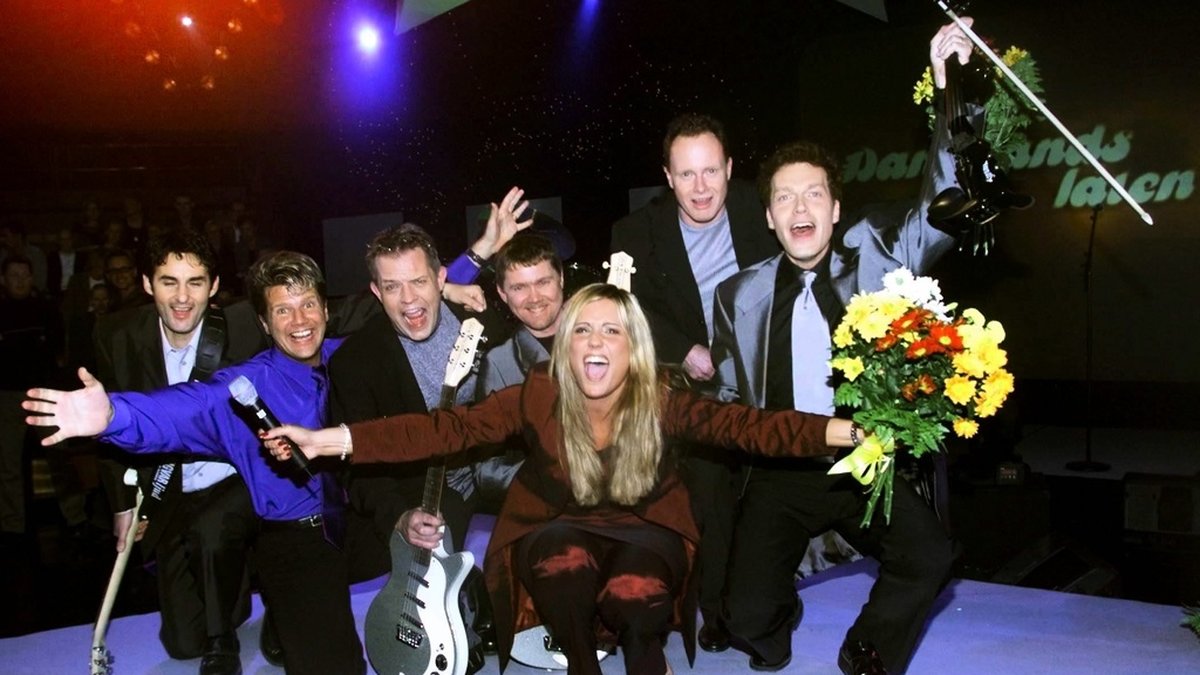 Från TV4:s dansbandsgala 1999. Georgsson i blå skjorta omgiven av medlemmar i Wizex.