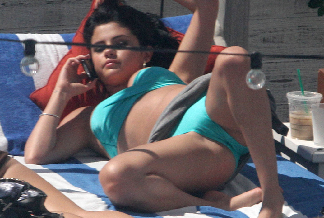 Selena Gomez solade vid poolen. Selena Gomez solade vid poolen.