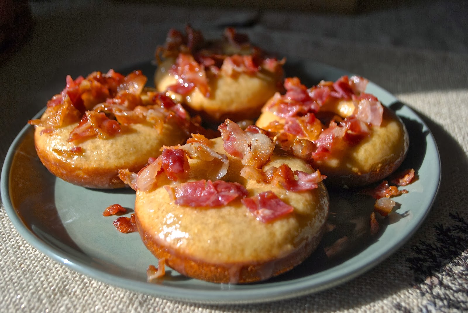 Smarriga bacondonuts med lönnsirap. Smarriga bacondonuts med lönnsirap.