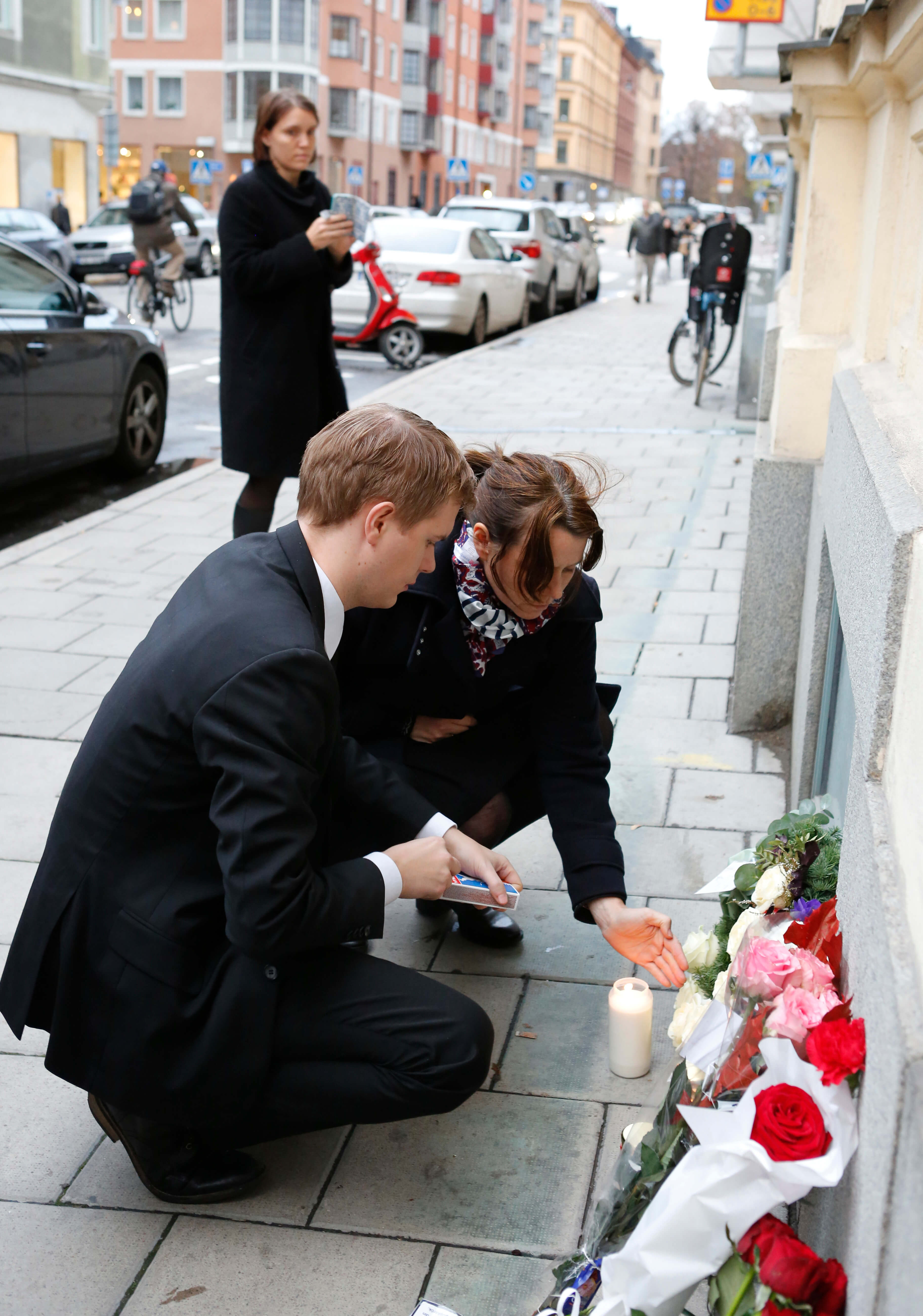 Åsa Romson och Gustav Fridolin lämnar blommor utanför Franska ambassaden i Stockholm Åsa Romson och Gustav Fridolin lämnar blommor utanför Franska ambassaden i Stockholm