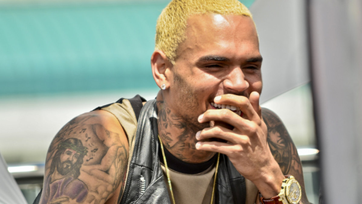 Chris Brown ska ha hånskrattat rått när hans kompisar smiskade en tjejs rumpa. 