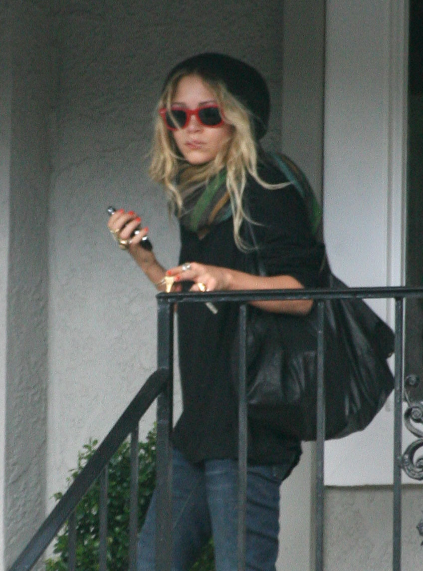 Olsen-systrarna är kända fashionistor, men ibland är det jeans och en vanlig tröja det bästa. Olsen-systrarna är kända fashionistor, men ibland är det jeans och en vanlig tröja det bästa.