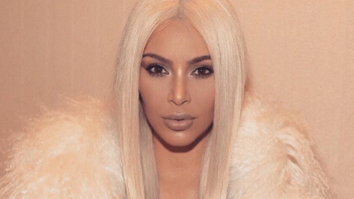 Kim Kardashian kör blond peruk. 