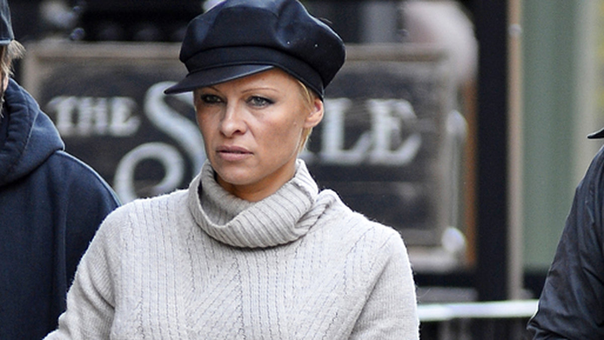 En nyklippt Pamela Anderson strosar runt i New York. 