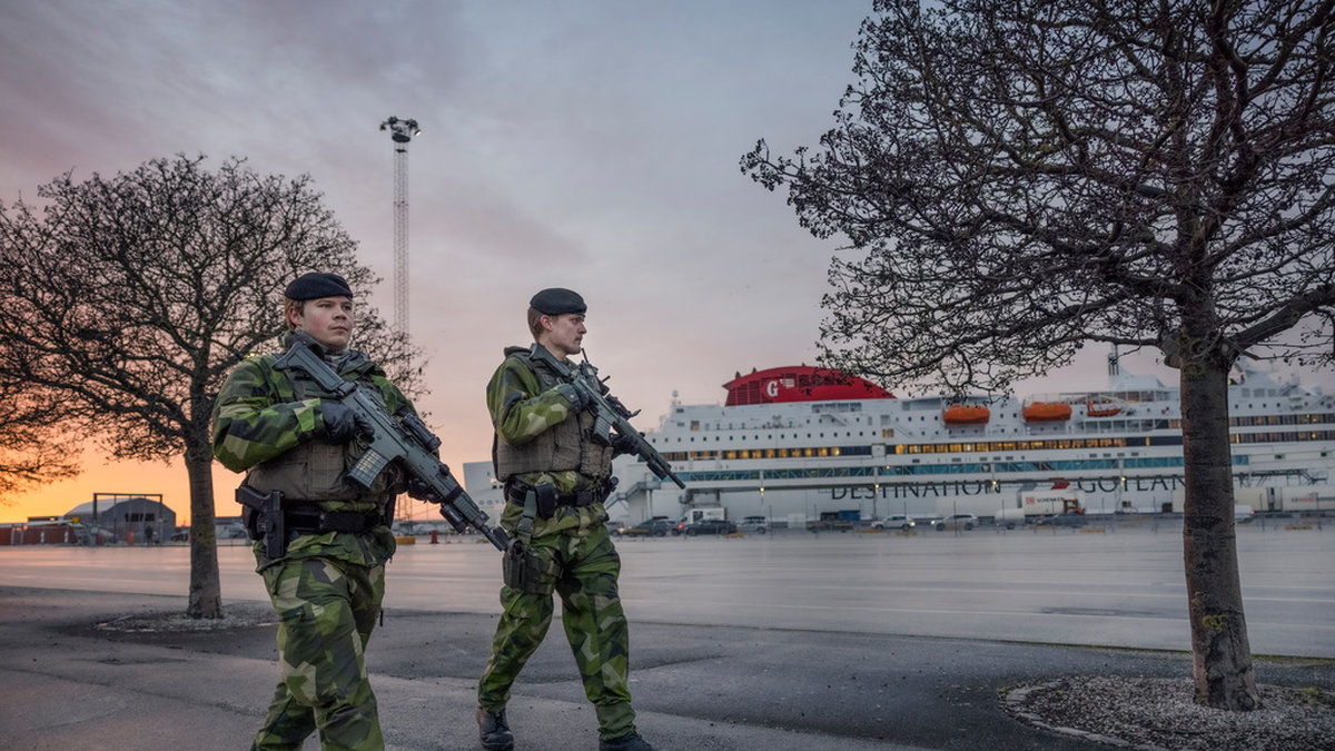 Soldater från Gotlands regemente patrullerar i Visby hamn på torsdagen.