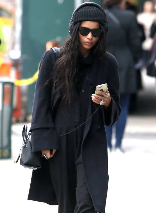 Zoe Kravitz kör helt svarta kläder i New York. Zoe Kravitz kör helt svarta kläder i New York.