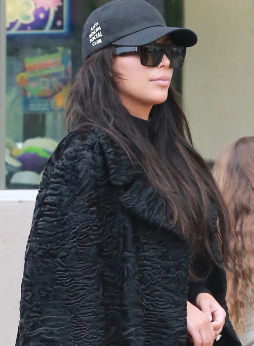 Kim Kardashian strosar runt i Beverly Hills. Kim Kardashian strosar runt i Beverly Hills.