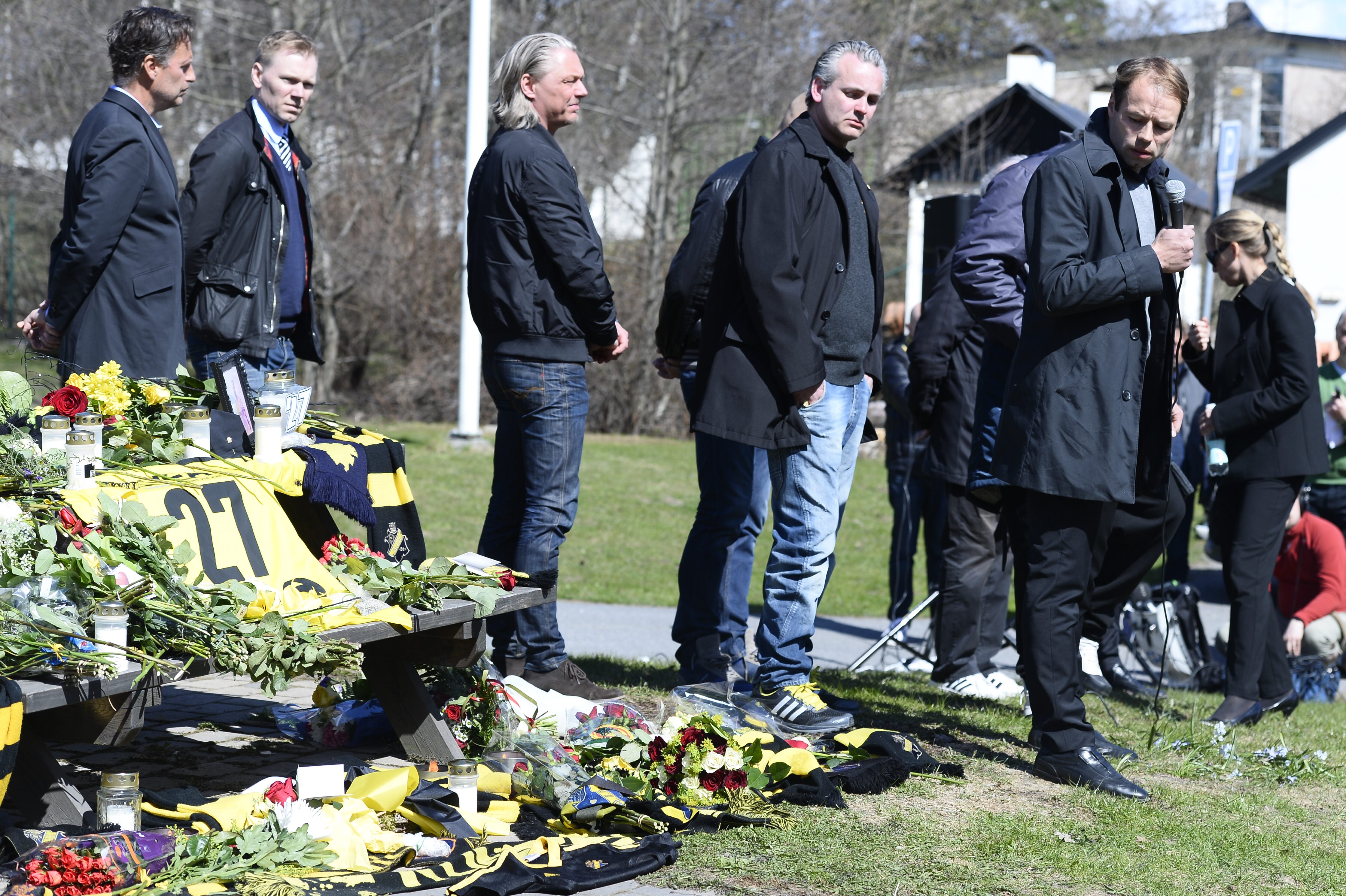 AIK:s ledning höll presskonferens efter det tragiska beskedet. AIK:s ledning höll presskonferens efter det tragiska beskedet.