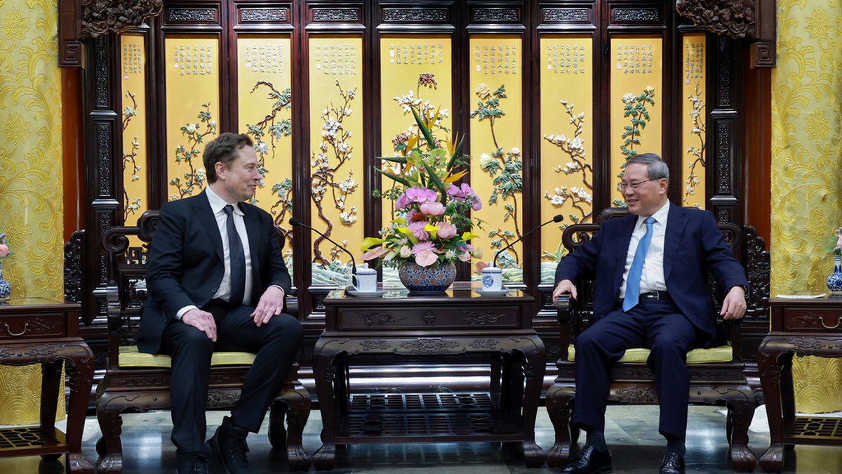 Teslas vd Elon Musk, till vänster, i möte med Kinas premiärminister Li Qiang.