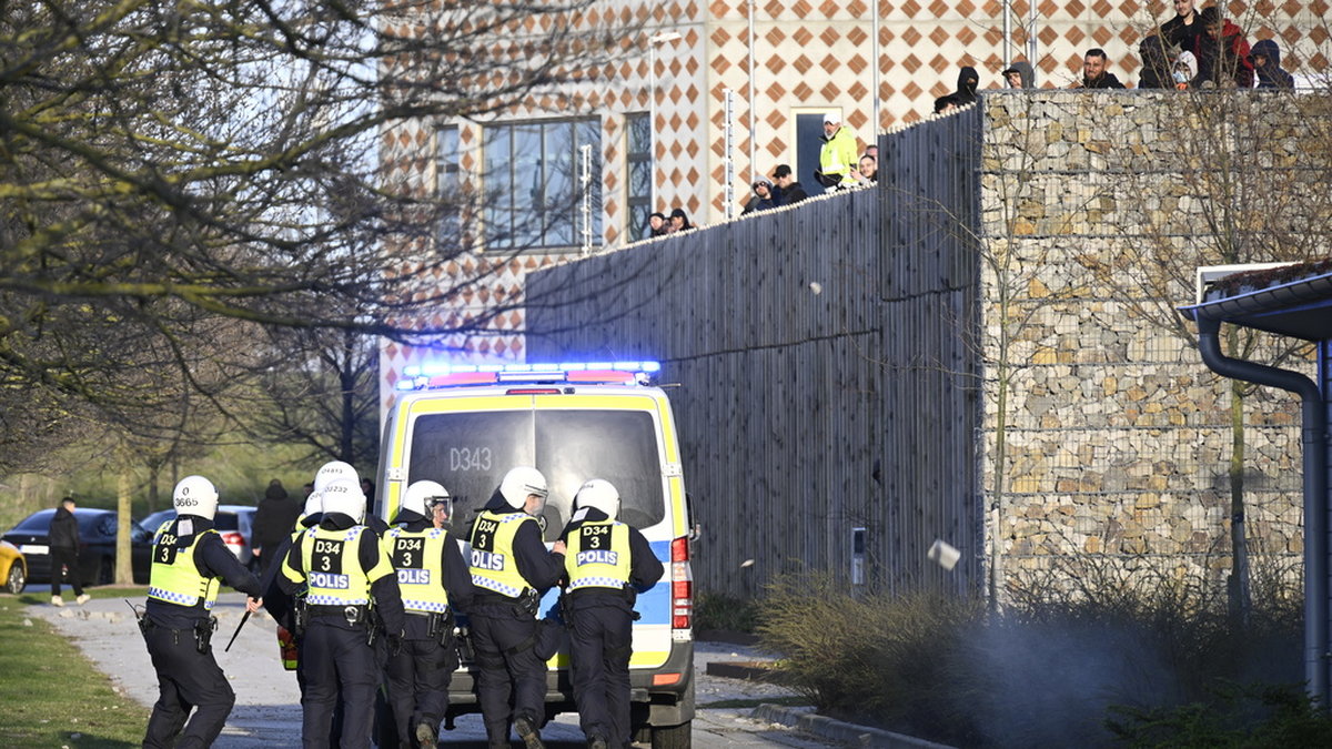 16 april förra året: Motdemonstranter kastar sten mot kravallutrustad polis och en polisbuss vid Skånegården i Malmö där Rasmus Paludan, partiledare för det danska högerextrema partiet Stram kurs, höll en manifestation.