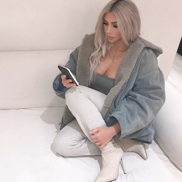 Kim Kardashian tjänar miljoner på Instagram. Kim Kardashian tjänar miljoner på Instagram.