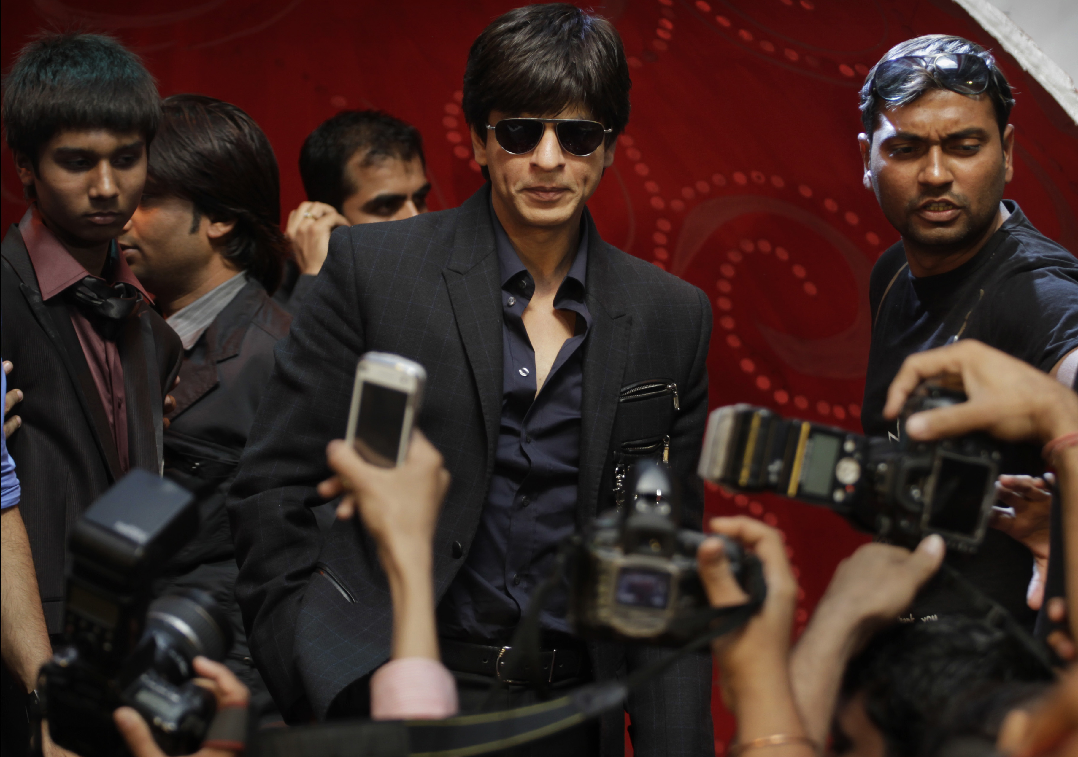 Shahrukh Khan såg nakenbilder spridas bland personalen.