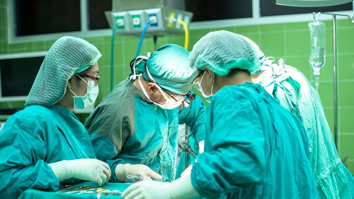 Operationen kommer att kosta 11 miljoner dollar och det kommer finnas 150 doktorer och sjuksköterskor på plats.