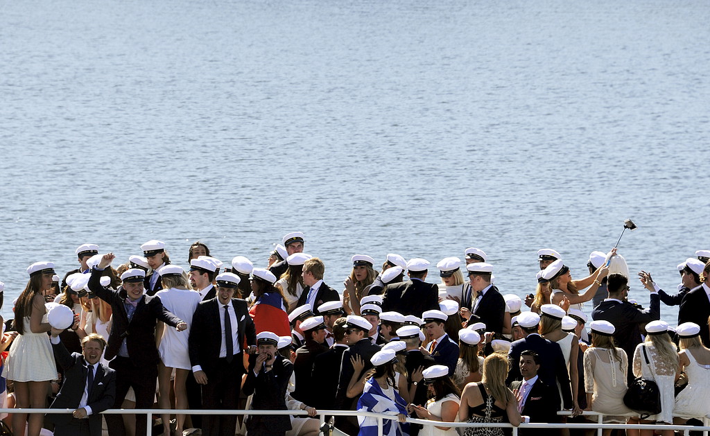 Ett gäng tonåringar tar studenten Ett gäng tonåringar tar studenten