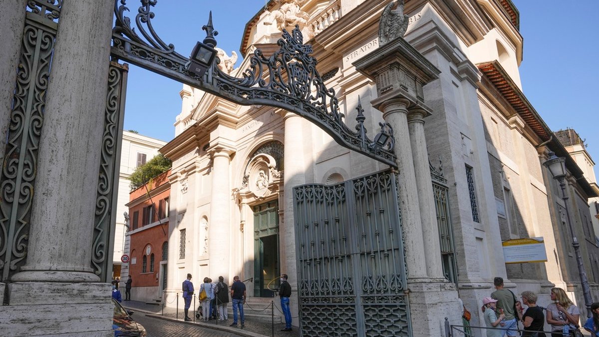 Porten på italienska Sant'Anna som mannen försökte ta sig genom. Arkivbild.