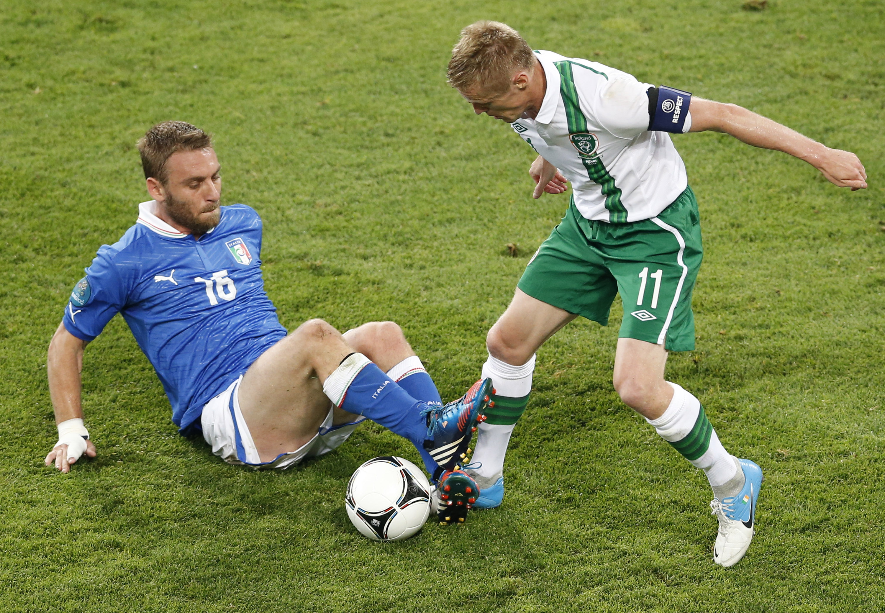 Han har blivit äldre Daniele De Rossi och hittills har Italien sluppit Roma-mittfältarens traditionella psykbryt. Han har blivit äldre Daniele De Rossi och hittills har Italien sluppit Roma-mittfältarens traditionella psykbryt.