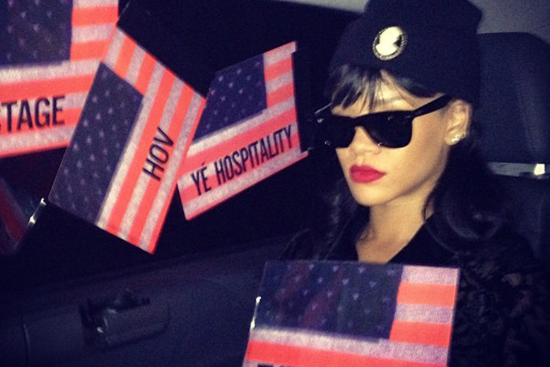 Rihanna i en bil – på väg från festen...