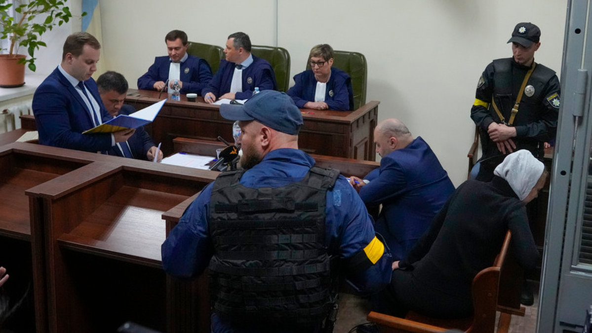 Den 21-årige soldaten är den förste att ställas inför rätta misstänkt för krigsbrott i Ukraina. Bild från rättegångssalen där soldaten är utanför bild.