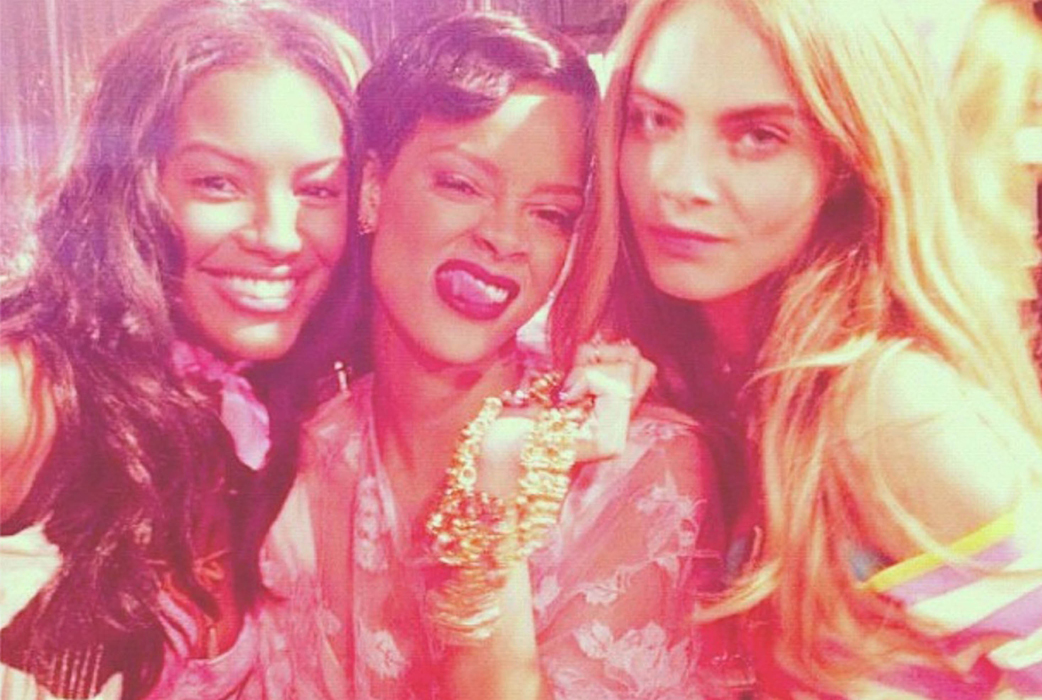 Rihanna backstage efter Victorias Secrets-visningen 2012. Rihanna backstage efter Victorias Secrets-visningen 2012.