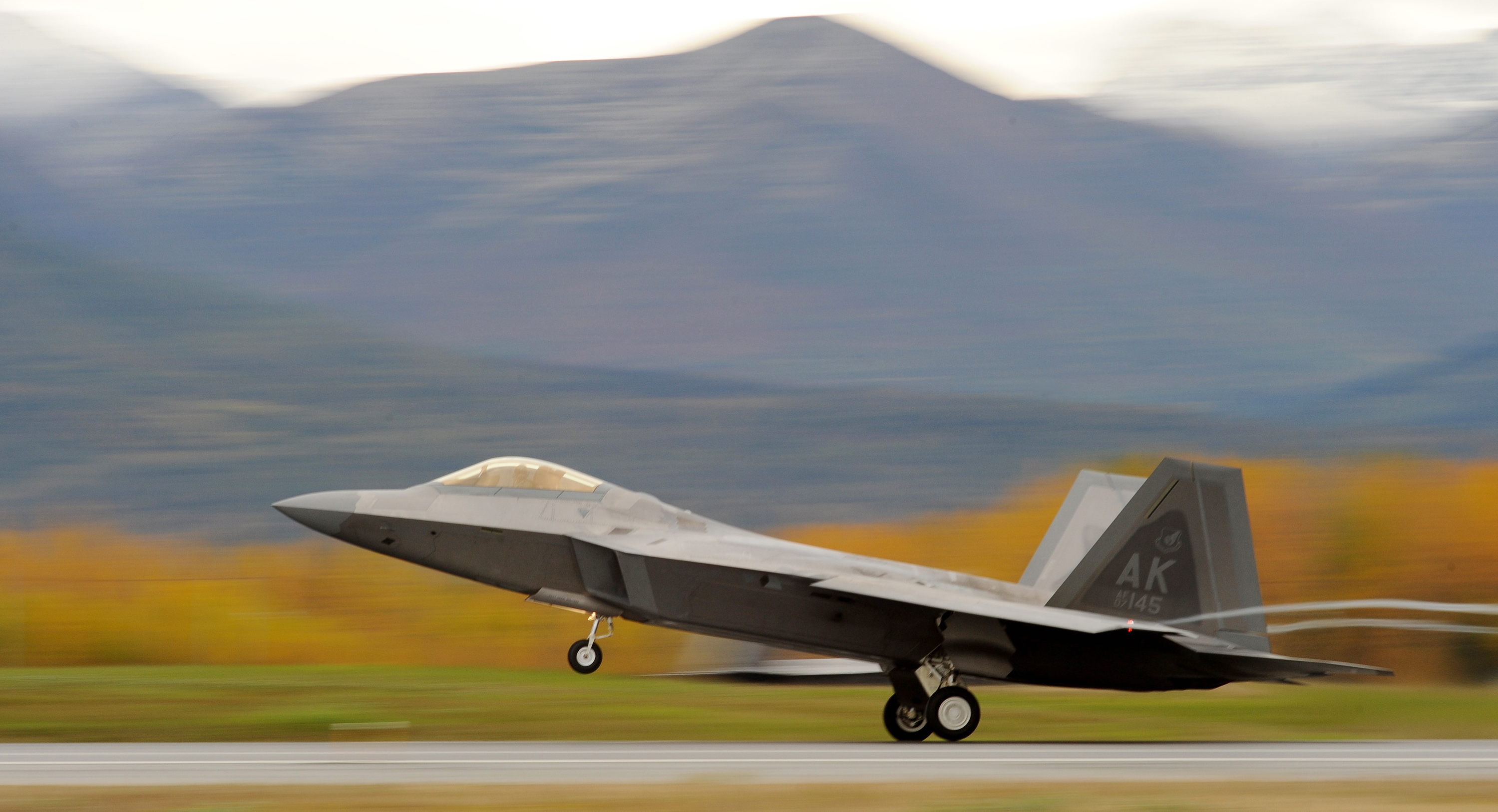 USA har placerat ut ett antal  F-22 Raptor-plan på al-Dhafrabasen i Förenade arabemiraten. 