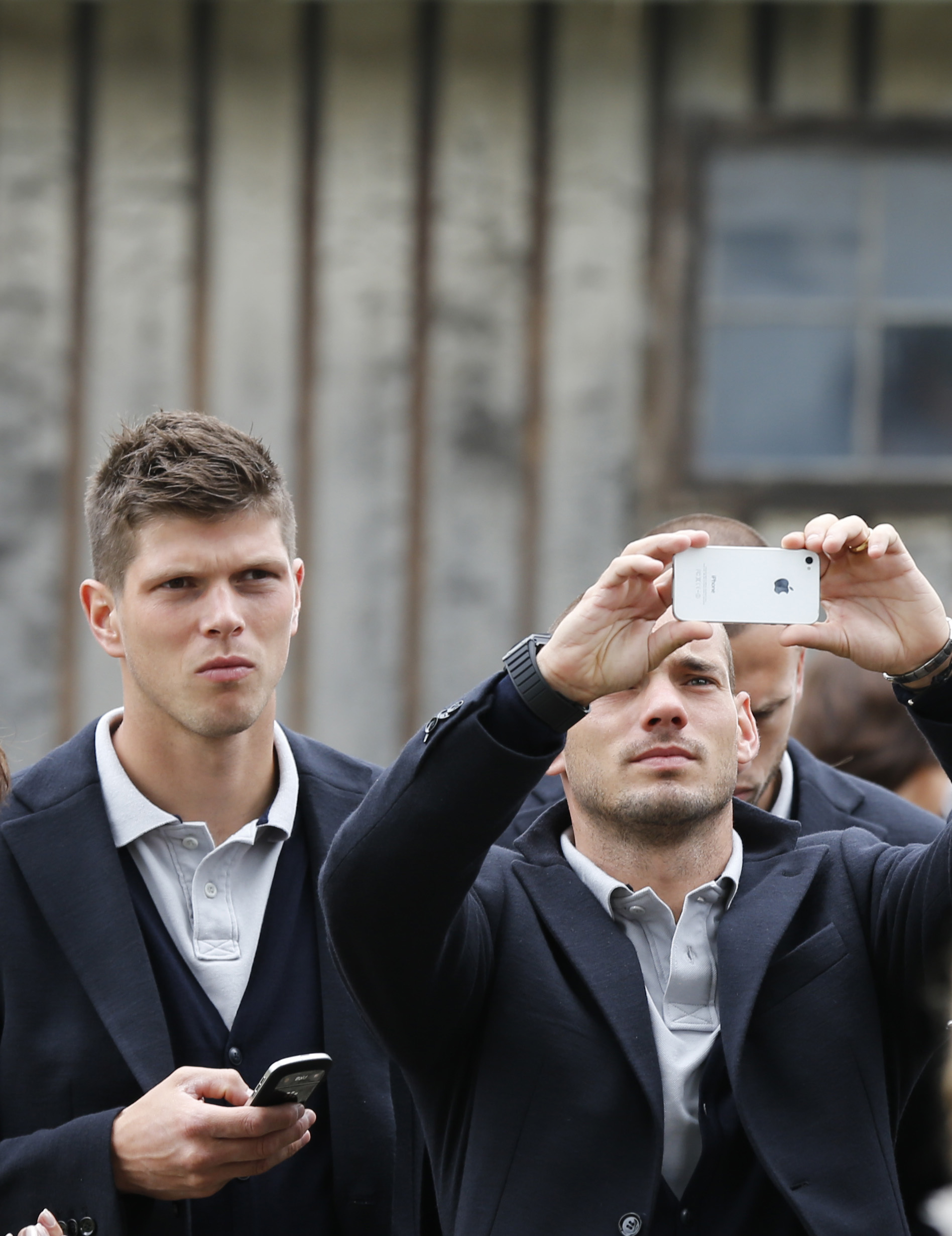 Huntelaar och Sneijder tar foton ifrån lägret.
