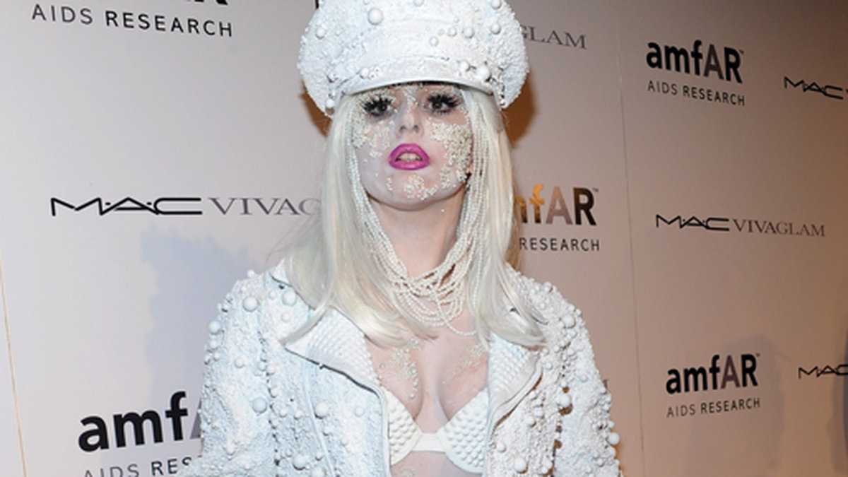 Lady Gaga dök upp på en fest helt dränkt i pärlor. 