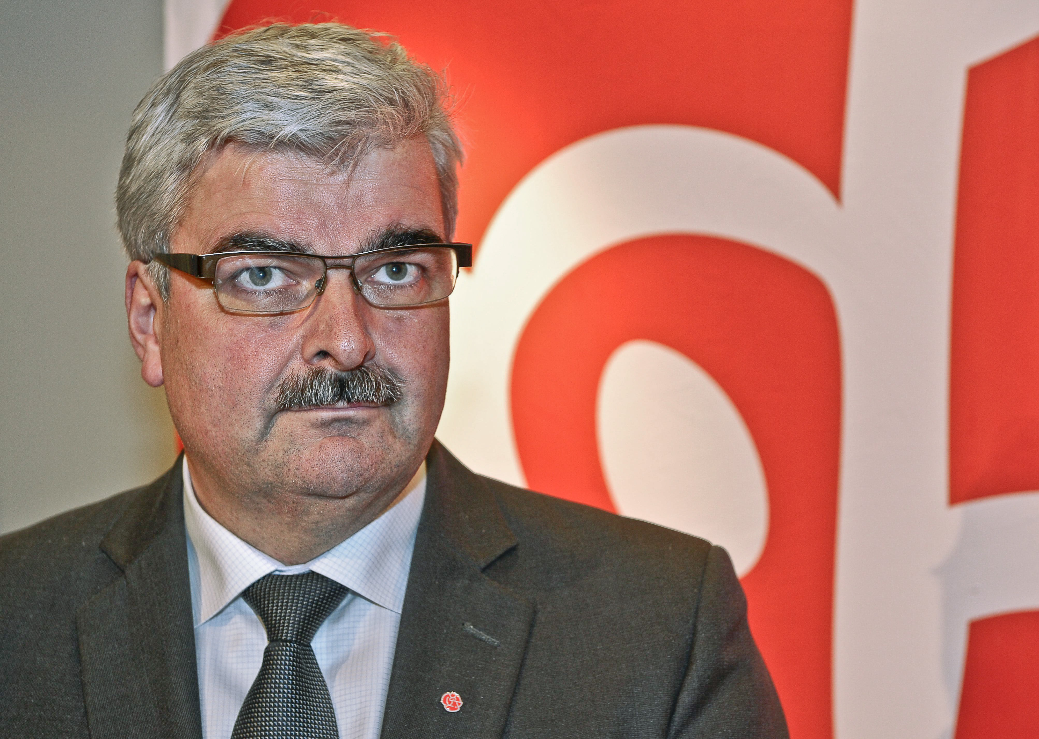 Håkan Juholt fick stanna kvar som partiledare, men det bristande förtroendet för honom syns nu i opinionsundersökningarna.