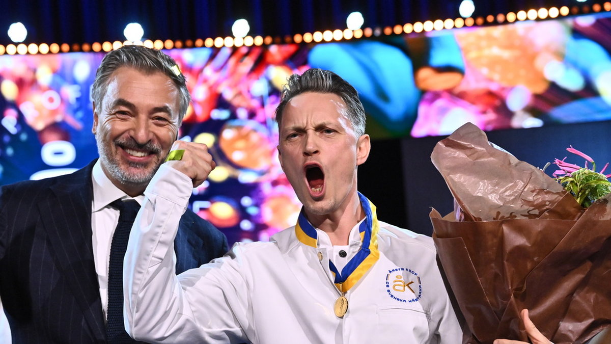 Michael Andersson vinner Årets kock. Här med programledaren kocken Tareq Taylor.