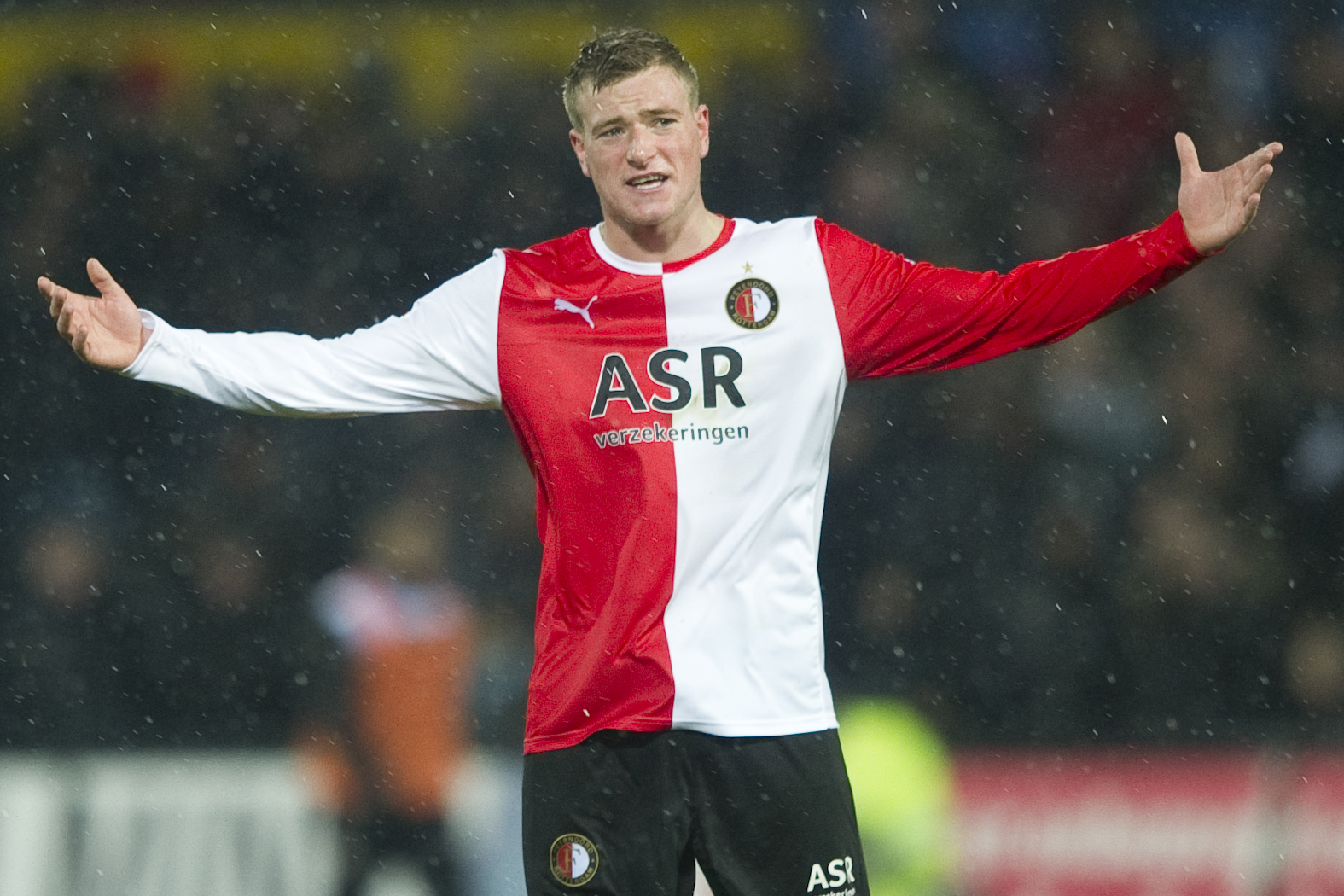 Anfallaren som just nu huserar i Holland har gjort 18 mål på 16 matcher för sitt Feyenoord.