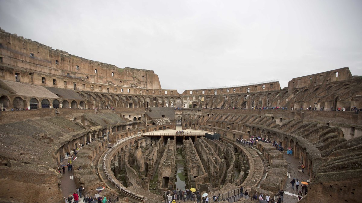 7. Colosseum ligger i hjärtat av Rom. Bygget påbörjades av kejsaren Vespasianus och slutfördes av hans son Titus. Amfiteatern uppfördes mellan år 70 och 80 och sedan dess har avrättningar, teater och gladiatorspel visats upp för som mest 87 000 åskådare. Colosseum har varit med om ett och annat och i dag består byggnaden av ruiner. 