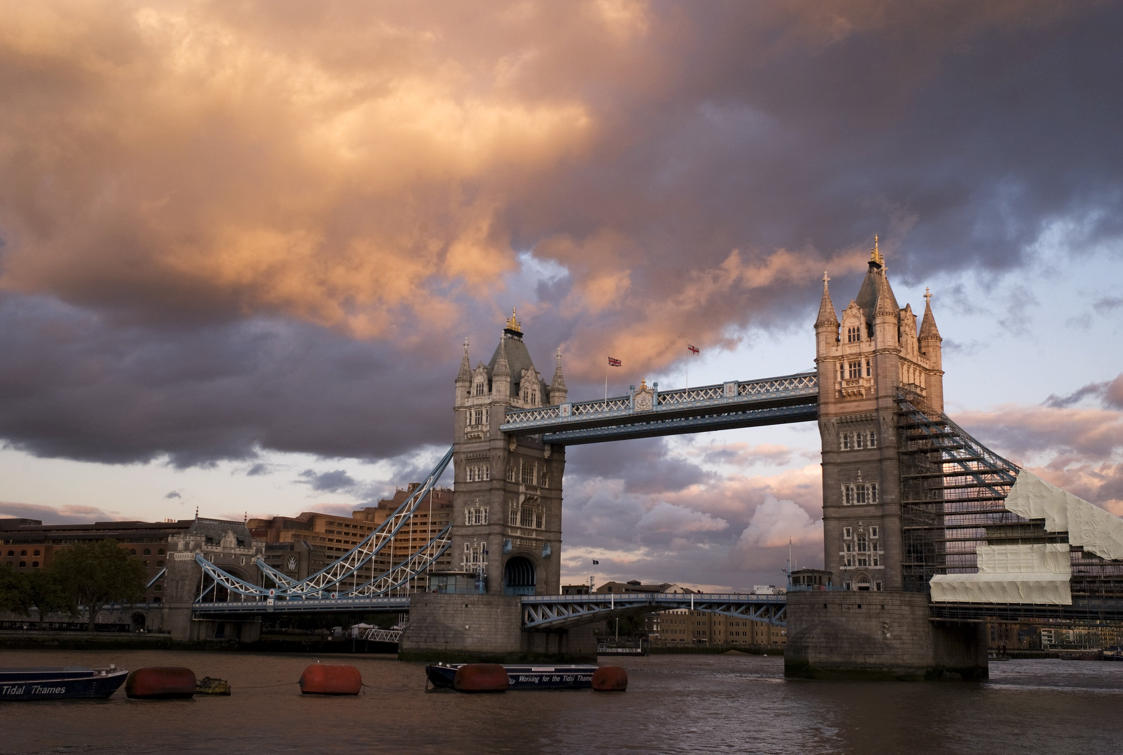 På toppen av Tower Bridge är tornen sammanlänkade. Dessa används i dag för en guidad tur på den 65 meter höga bron.