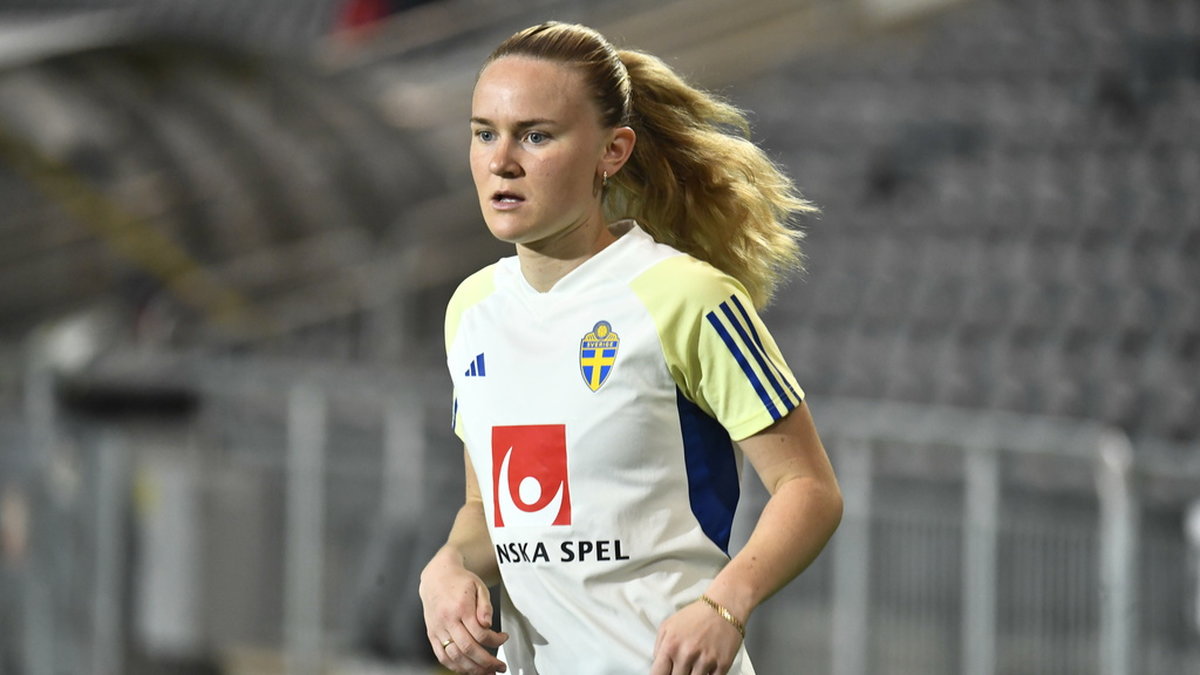 Matilda Vinberg under måndagens träning med damlandslaget i fotboll på Tele2 arena inför onsdagens returmöte i playoffkvalet mot Bosnien-Hercegovina.