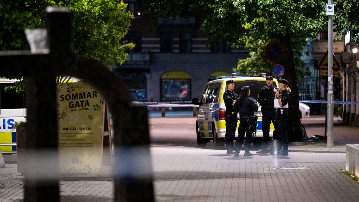 Polis på plats och stora avspärrningar efter att två personer förts till sjukhus med skärskador efter ett bråk i Malmö den 14 juni. Arkivbild.