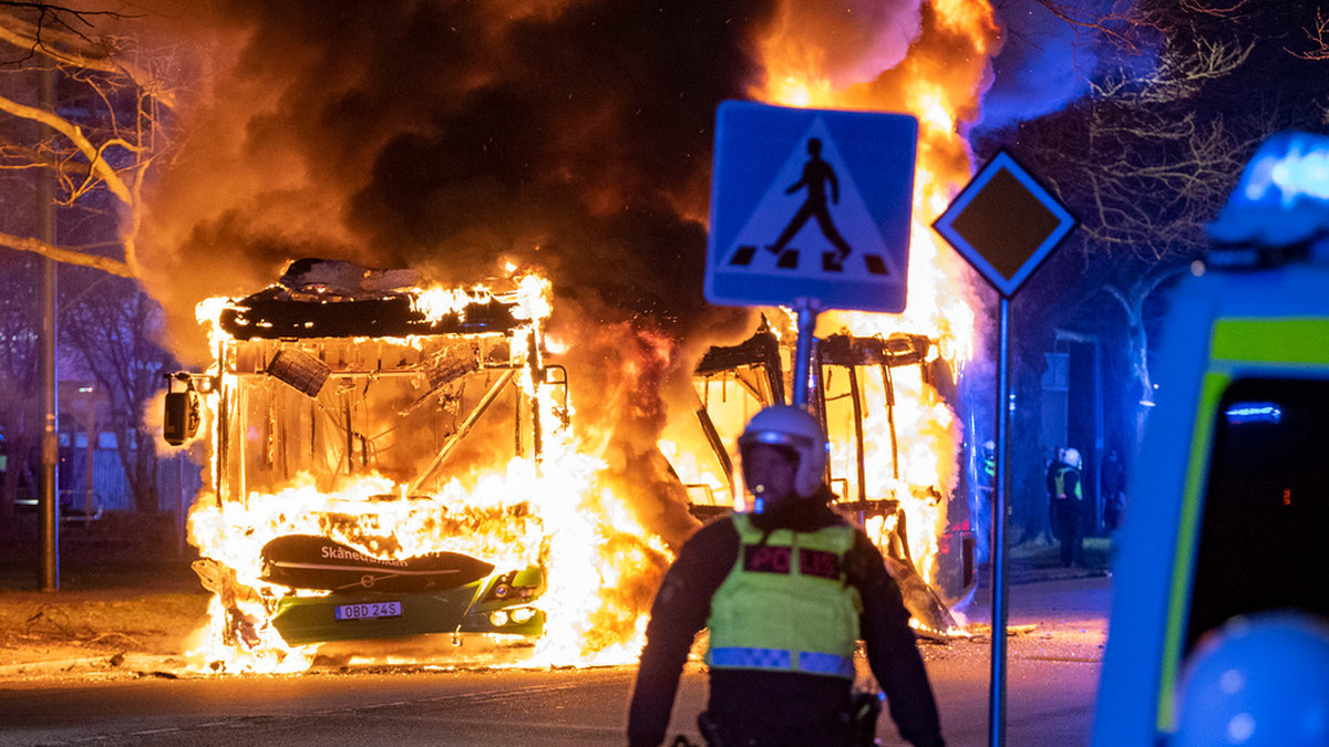 Kravallpolis på plats då en stadsbuss brann i stadsdelen Rosengård i Malmö natten till söndagen.