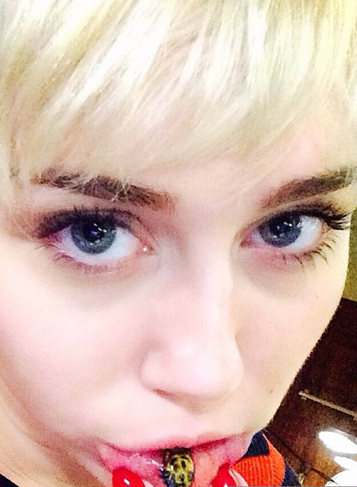 Mileys senaste gadd är en ledsen katt-emoji på insidan av läppen. Mileys senaste gadd är en ledsen katt-emoji på insidan av läppen.