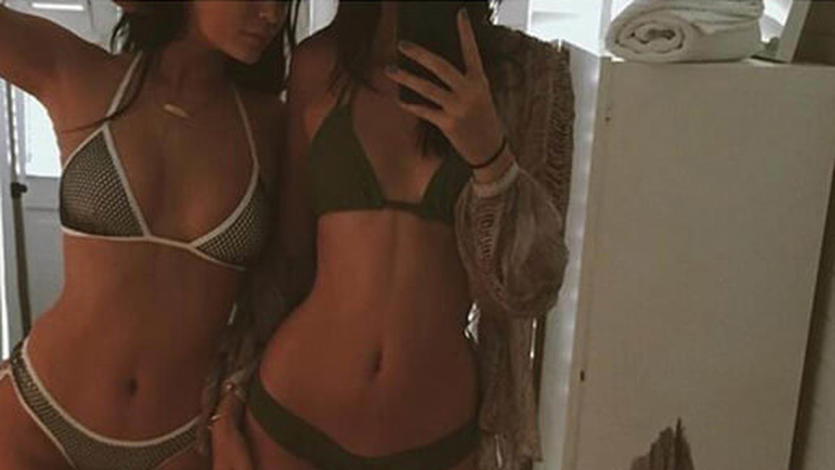 Kendall Jenner och lillasyster Kylie tar bikiniseflies. 