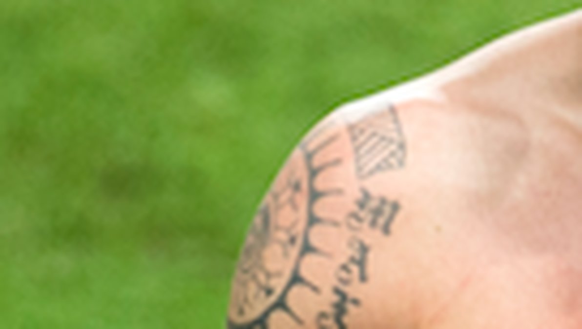 Zlatans axel är täckt med någon slags ornamentik och gjordes 2007. Zlatan har själv sagt att det ska handla om en symbol som ska ses som ett skydd för hans familj och honom själv. 
