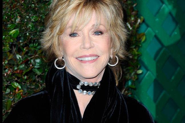 Den som får Jane Fonda på fall kan räkna med att skådespelerskan ligger kvar där hon landar: "Jag är inte lika flexibel längre eftersom jag har opererat mitt knä. Därför gillar jag att ligga ner, säger 74-åringen i den nya talkshowen The Conversation.