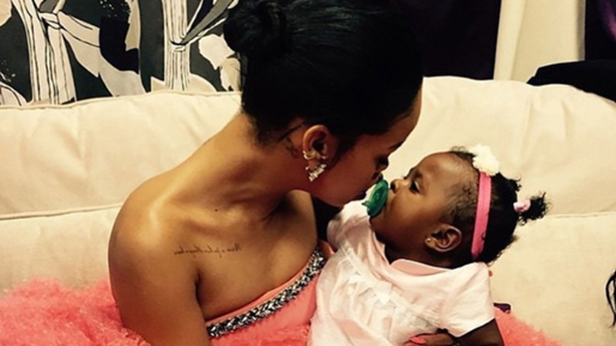 Rihanna gosar med sin kusin Majesty. 